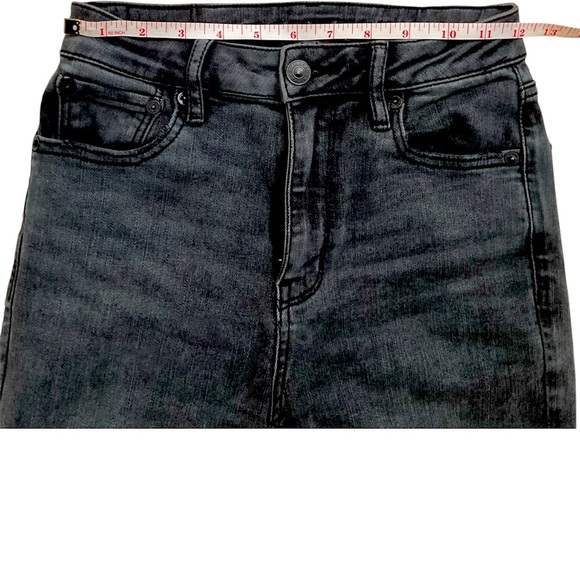 The BEST American Eagle Flare Jeans. Size 2 - Picture 4 of 9